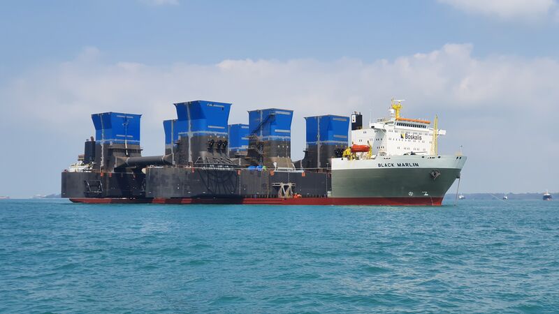 Heavy_transport_vessel_Black_Marlin_Vyborg_Float-Over.jpg