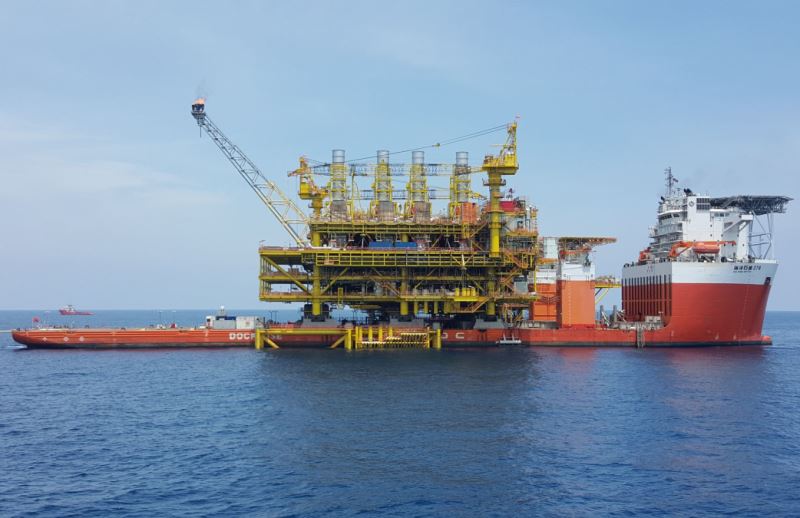 Malaysia_Thailand_CKX_BCP_Topside_float-over_operation.jpg