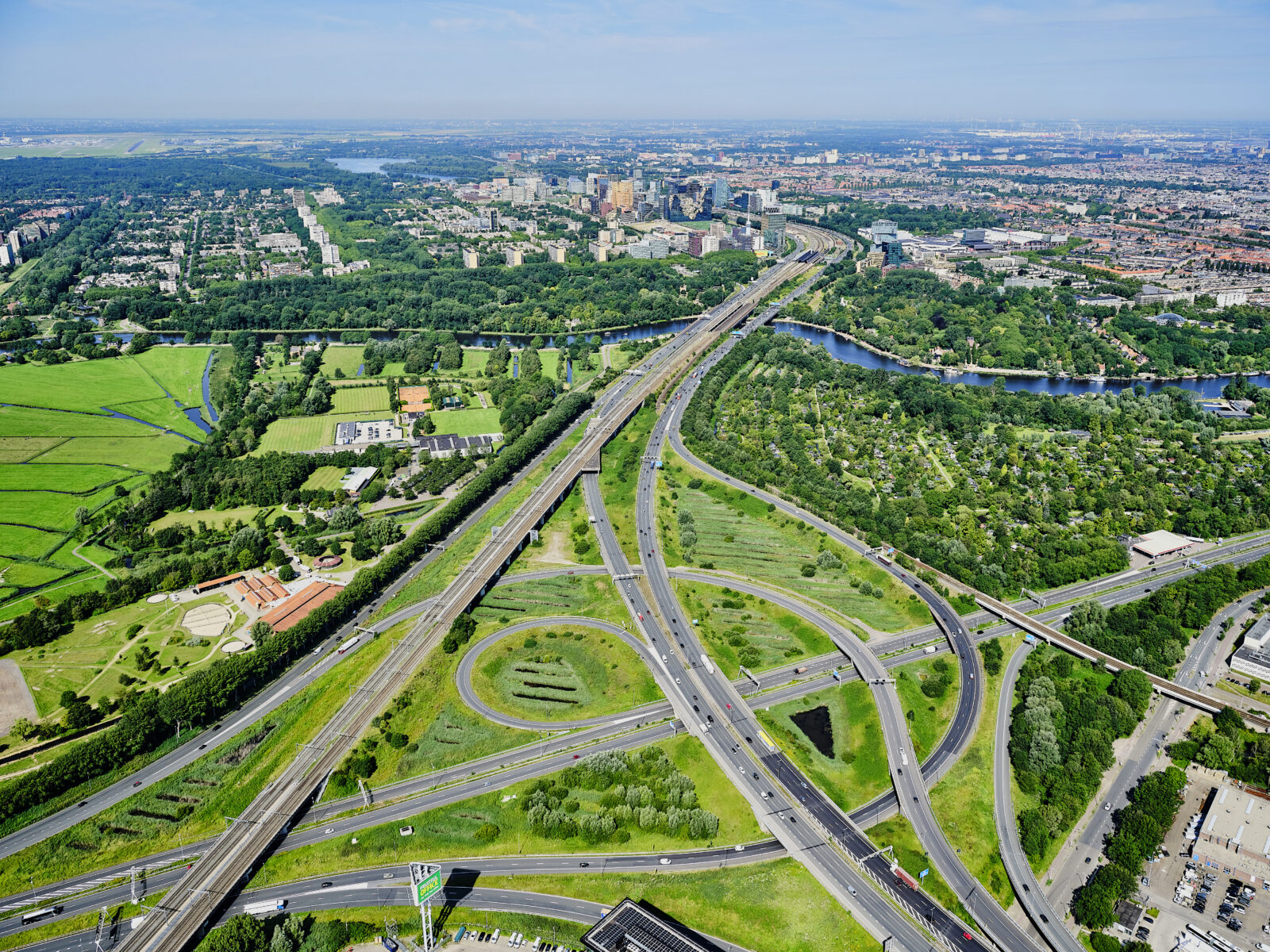 240729 Luchtfoto Zuidas Knooppunt Amstel Hires 1600X1200 Large 1600