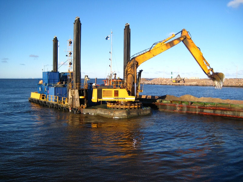 Backhoe_dredger_Kuokka-Pekka.jpg