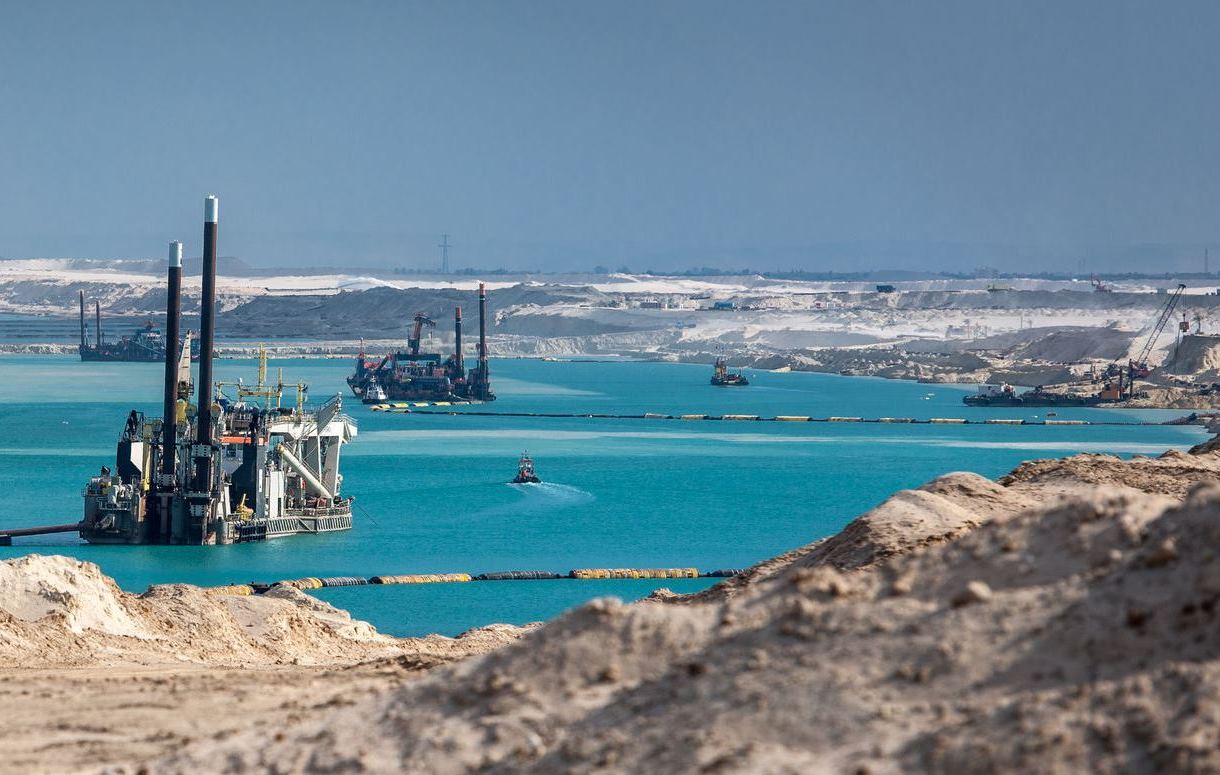 Dredging_Suez_canal.jpg