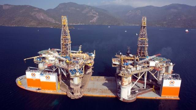 Heavy_transport_vessel_Dockwise_Vanguard_Noble_rigs.jpg