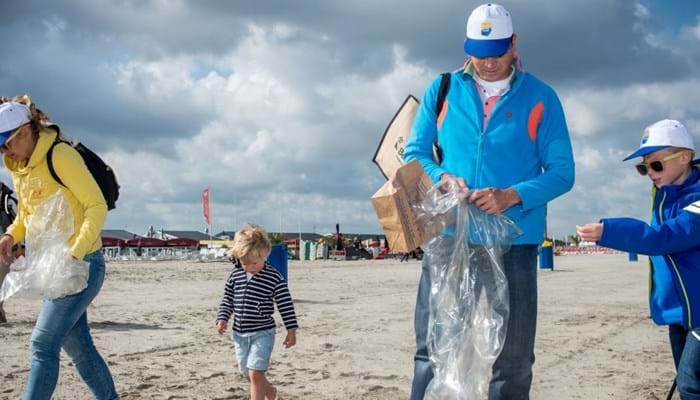 Medium-Beach_Cleanup_hoofdfoto__1_.jpg