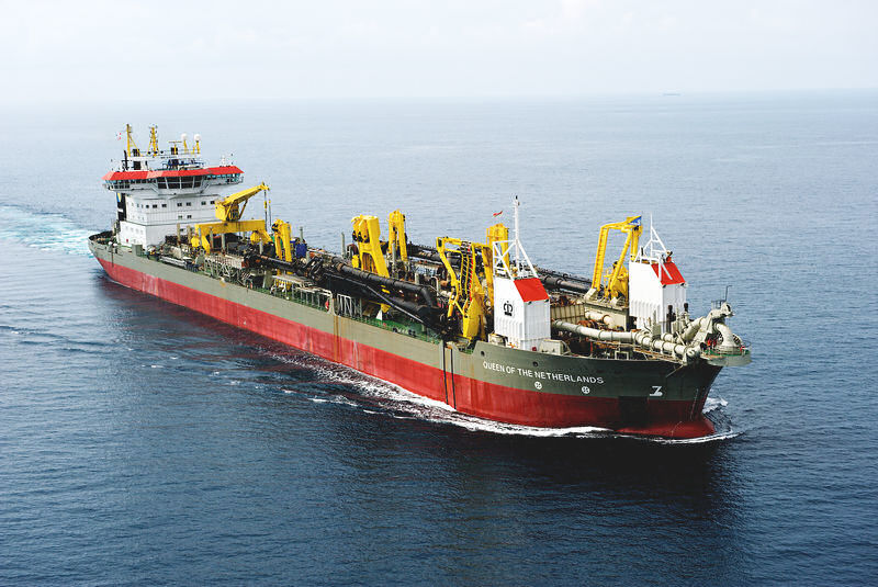 Trailing_suction_hopper_dredger_Queen_of_the_Netherlands.jpg