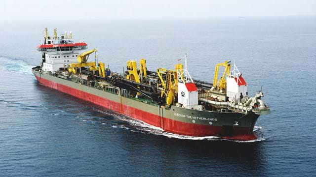 Trailing_suction_hopper_dredger_Queen_of_the_Netherlands.jpg