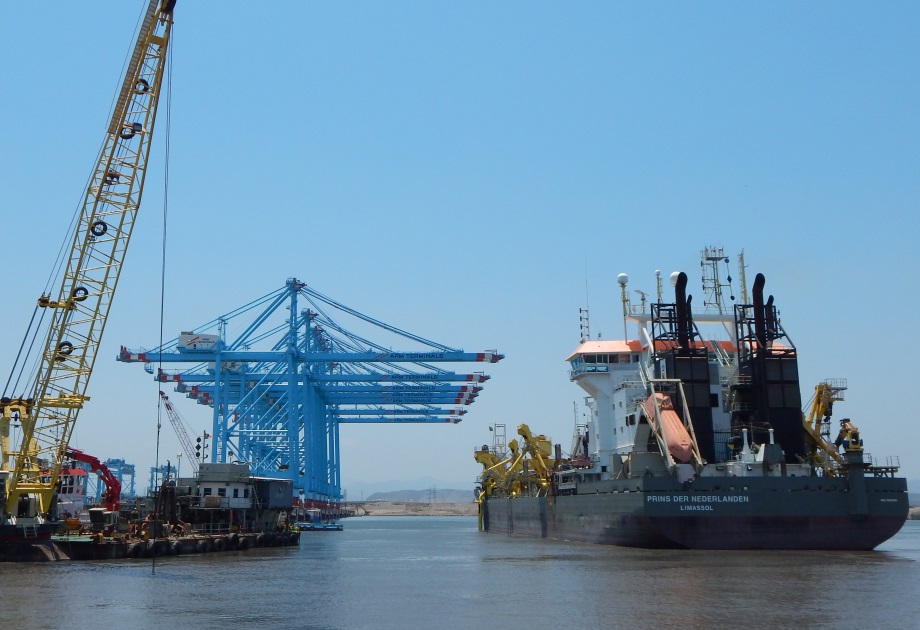 Dredging_port_construction_2.jpg